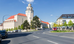 Die Herz-Jesu-Kirche mit dem Pius-Seminar am Mönchberg.