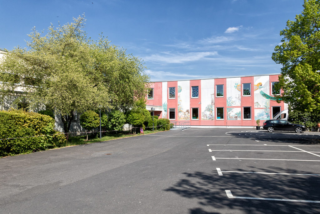 Mit der Mönchbergschule verfügt der Stadtteil über eine eigene Grundschule.