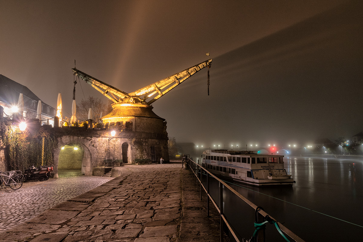 Der Alte Kranen in einer Nebelnacht