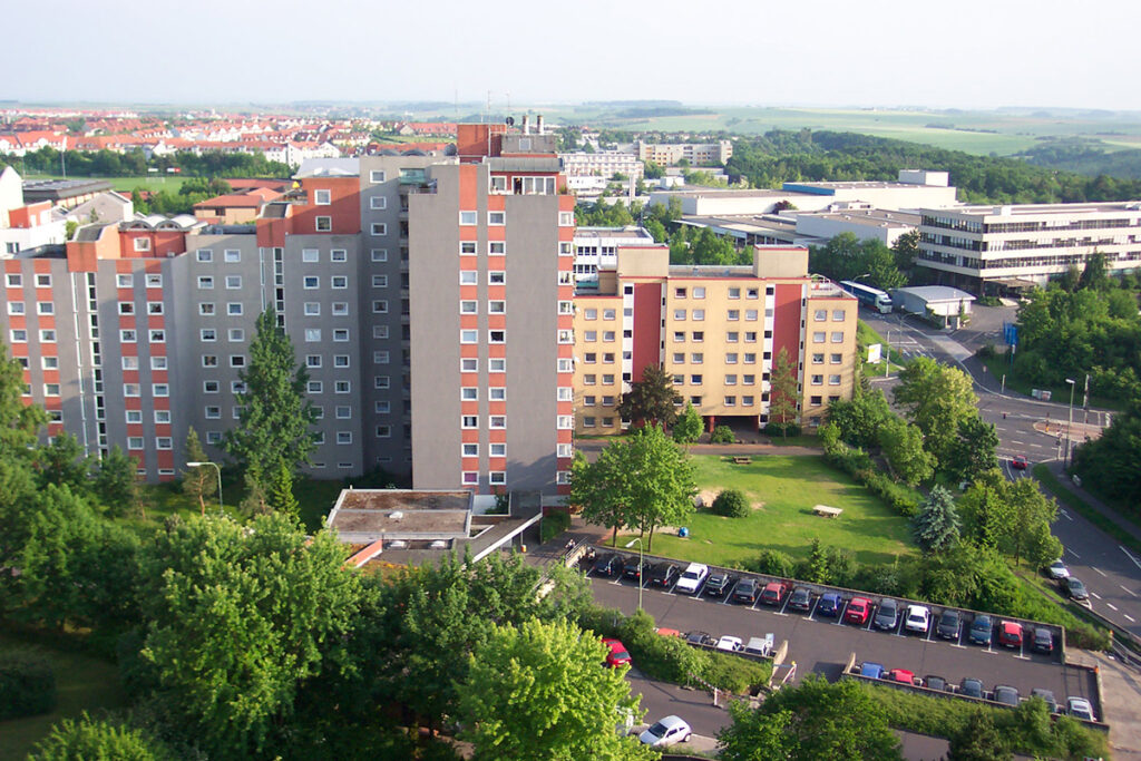 Die Bonner Straße im Stadtteil Heuchelhof im Jahr 2003.