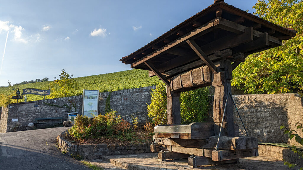 Eine historische Weinpresse erinnert an die harte Arbeit der Winzer in früheren Zeiten.