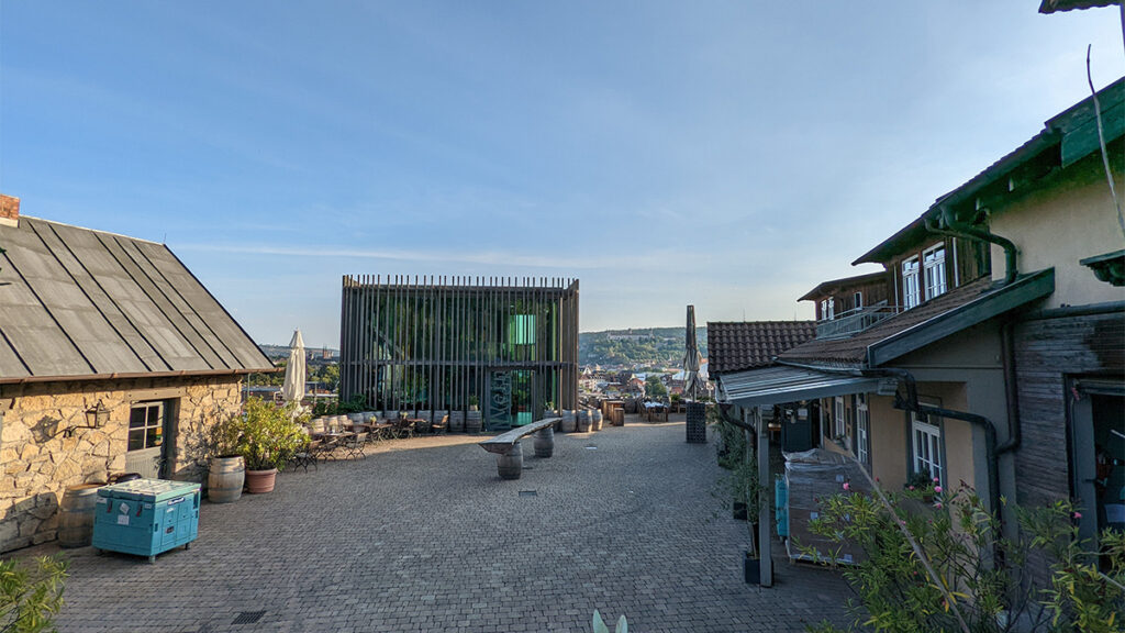 Blick in den Innenhof des „Weingut am Stein“. In den Sommermonaten gibt es hier immer ein bei den Würzburgern sehr beliebtes Weinfest.