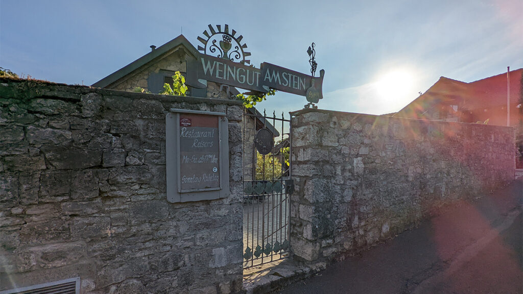 „Weingut am Stein“ am Fuße des Weinbergs.