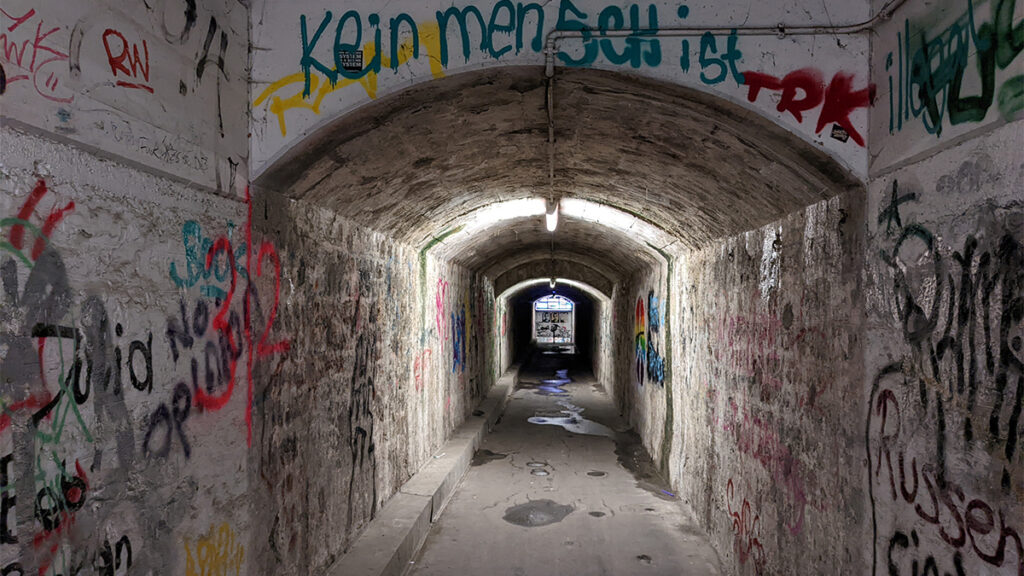 Der Posttunnel ist in Würzburg berühmt-berüchtigt für seine zahlreichen Graffiti und Gerüche … ;-)
