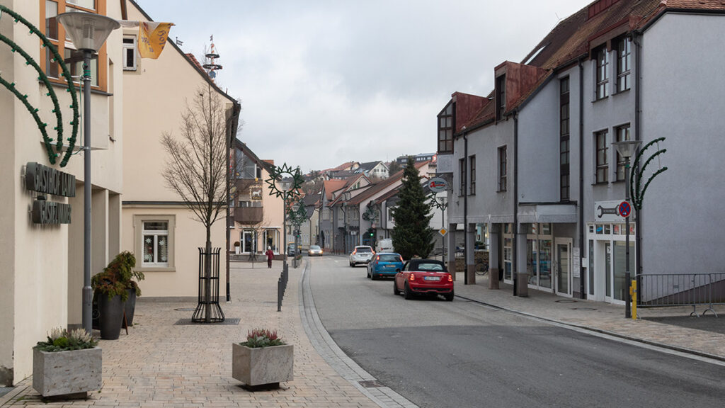 Blick in den Ortskern von Höchberg. Bei der Aufnahme (2017) war gerade alles frisch renoviert.
