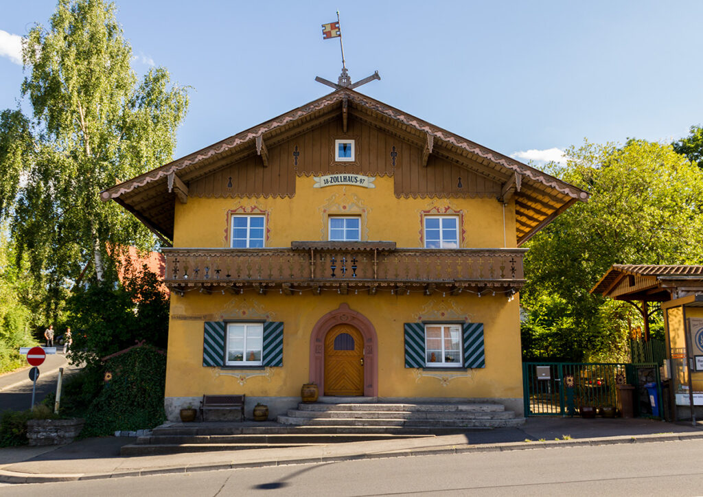 Denkmalgeschützer Bau im Schweizer Stil aus der Zeit um 1895/1900 in der Höchberger Straße.