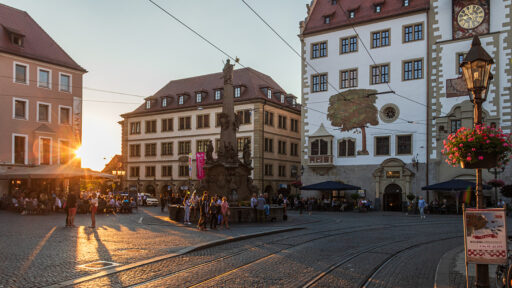 Sonnenuntergang am Grafeneckart mit dem Vierröhrenbrunnen.