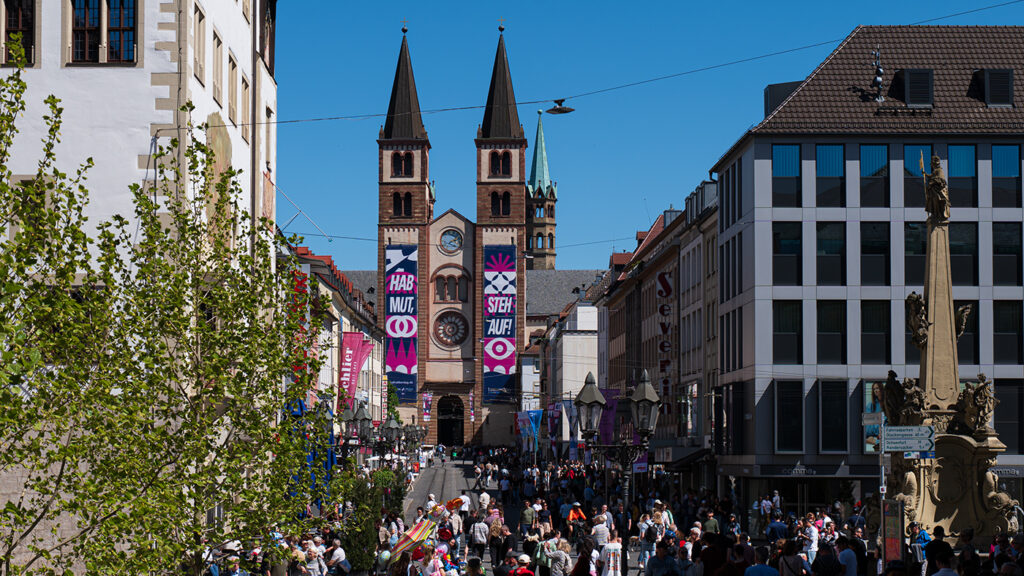 Der Würzburger Dom St. Kilian im Zeichen des Katholikentages.