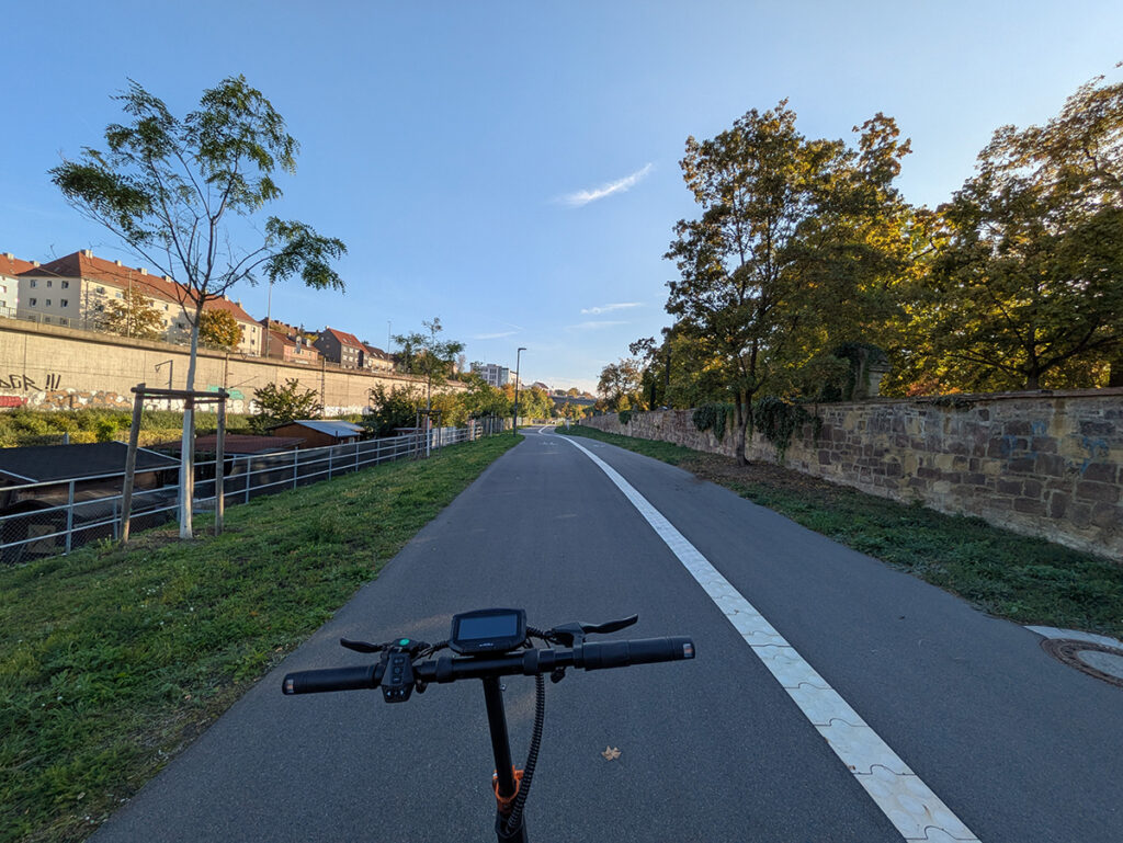 Entlang der Johann-Sperl-Straße entstand ein perfekt ausgebauter Fahrradweg an Stelle einer ehemaligen Zubringerstraße zum Stadtring.