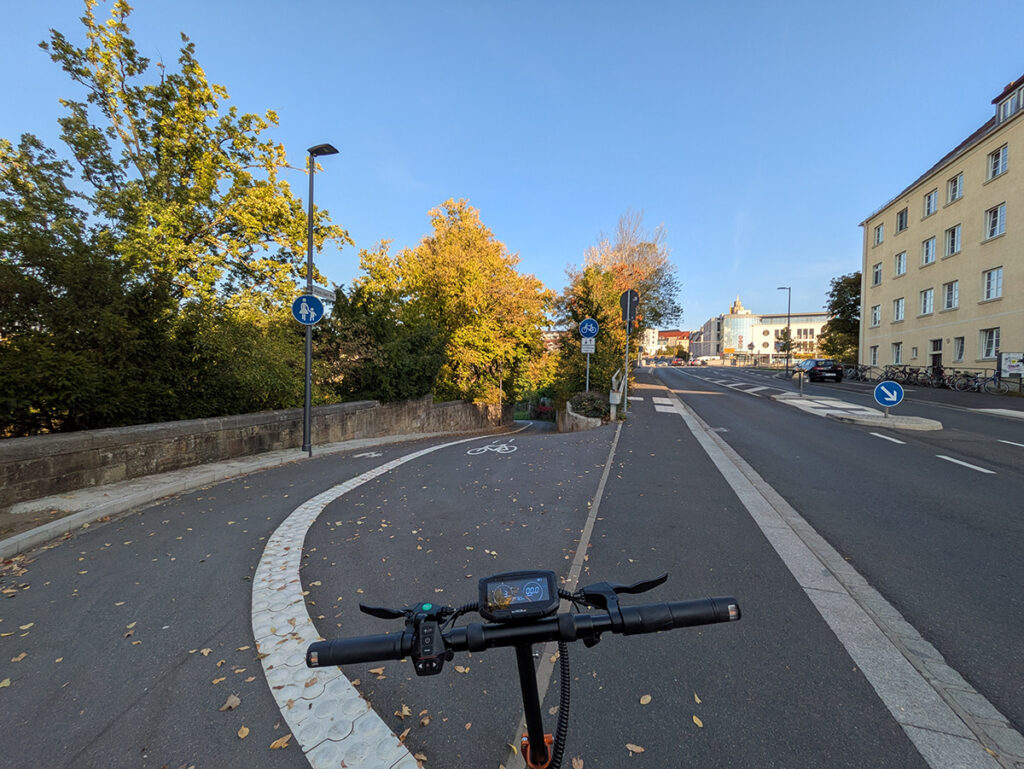Einfahrt in die Johann-Sperl-Straße (links). Von hier kommt schnell weiter ins Frauenland und zum Hubland (rechts)