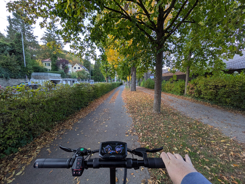 Weiter geht es kerzengerade entlang der Mergentheimer Straße auf einem perfekt getrennten Fuß- und Radweg.