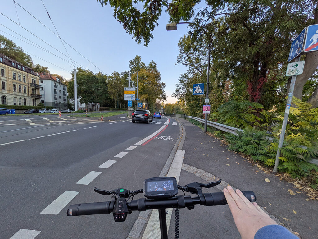 An der Löwenbrücke führt der Radweg an der Straße unter der Brücke hindurch zurück in die Innenstadt.