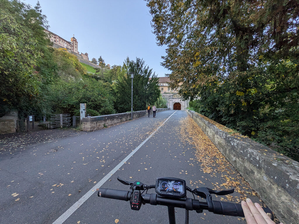 An der Burkader Bastion mit der historischen Brücke und dem schönen Stadttor hat man einen schönen Blick hoch zur Festung Marienberg.